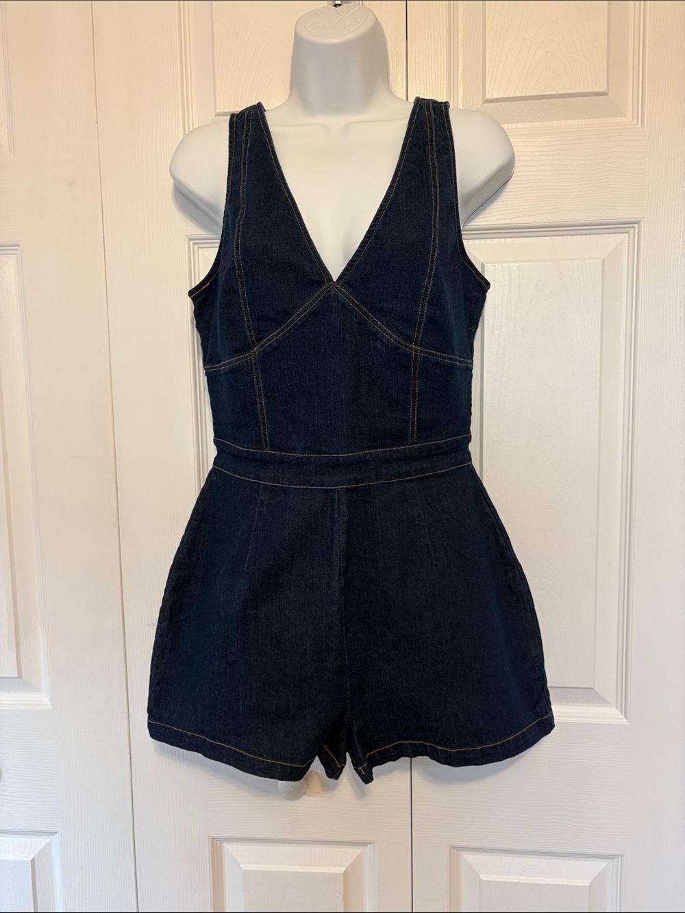 NWOT IRIS Dark Wash Denim V-Neck Sleeveless Romper Size Large.